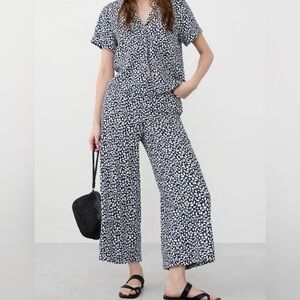 Banana Republic Blended Linen Wide-Leg Navy and White Cropped Pants